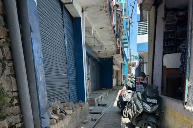 People are angry due to the closure of the gate in Dharanaula, demanding action from the District Magistrate.