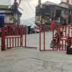 A gate costing two and a half lakh rupees collapsed in no time! Major questions raised about the Municipal Corporation's construction in Lala Bazaar.