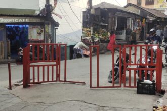 A gate costing two and a half lakh rupees collapsed in no time! Major questions raised about the Municipal Corporation's construction in Lala Bazaar.