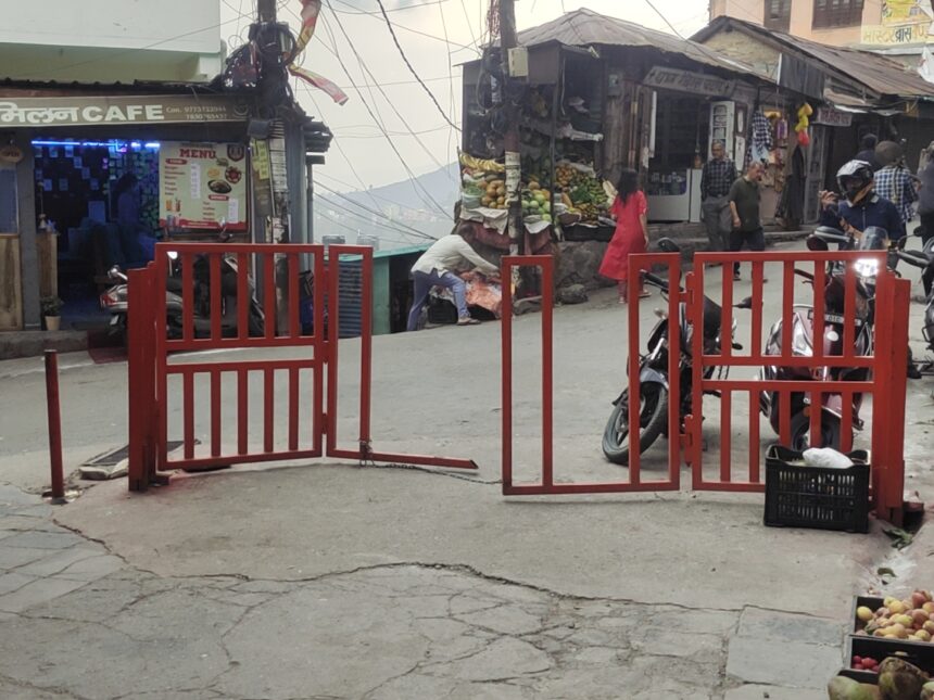 A gate costing two and a half lakh rupees collapsed in no time! Major questions raised about the Municipal Corporation's construction in Lala Bazaar.
